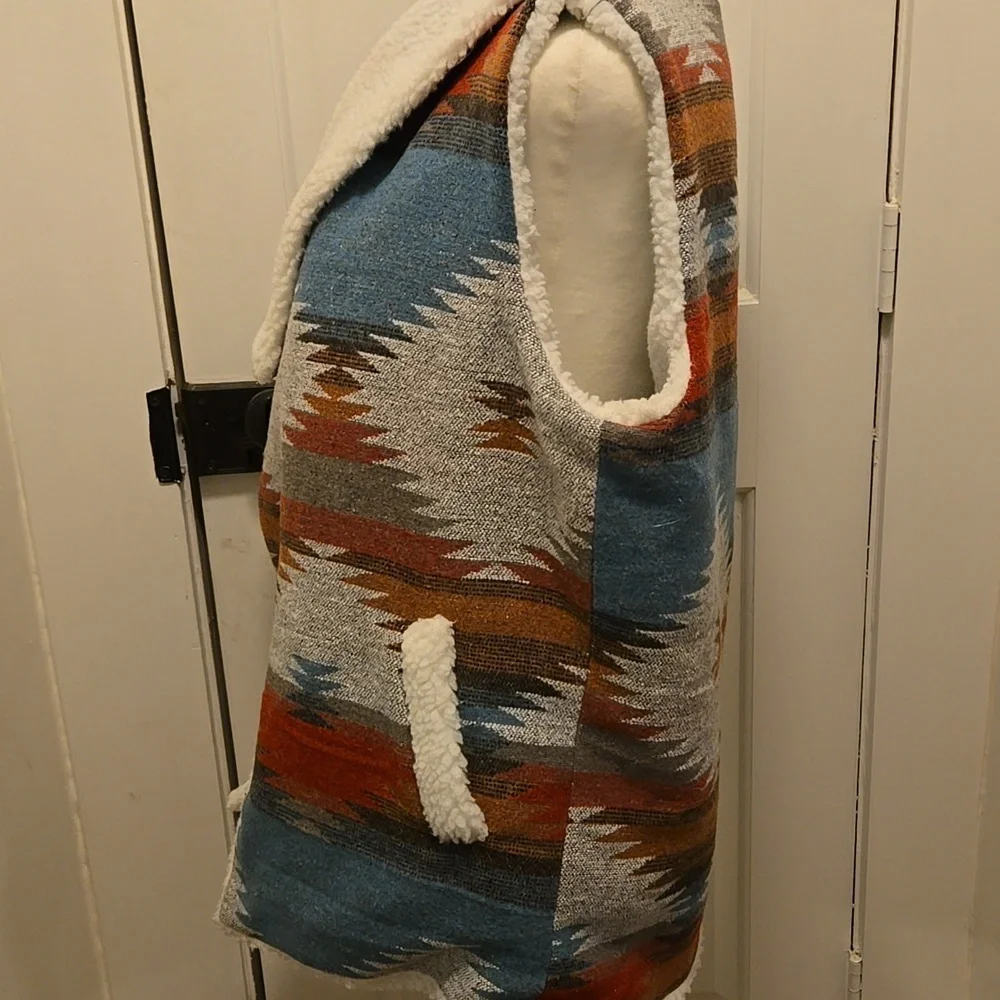 Veveret Southwestern Patterned Vest with Sherpa Lining - Picture 3 of 8